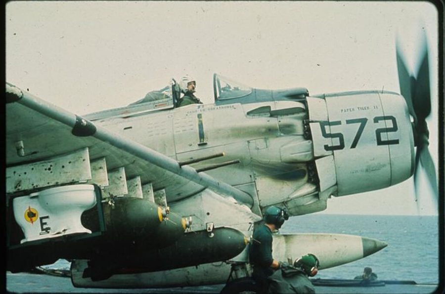 A-1H Skyraider o numerze bocznym NE/572 Paper Tiger II z podczepioną bombą sedesową