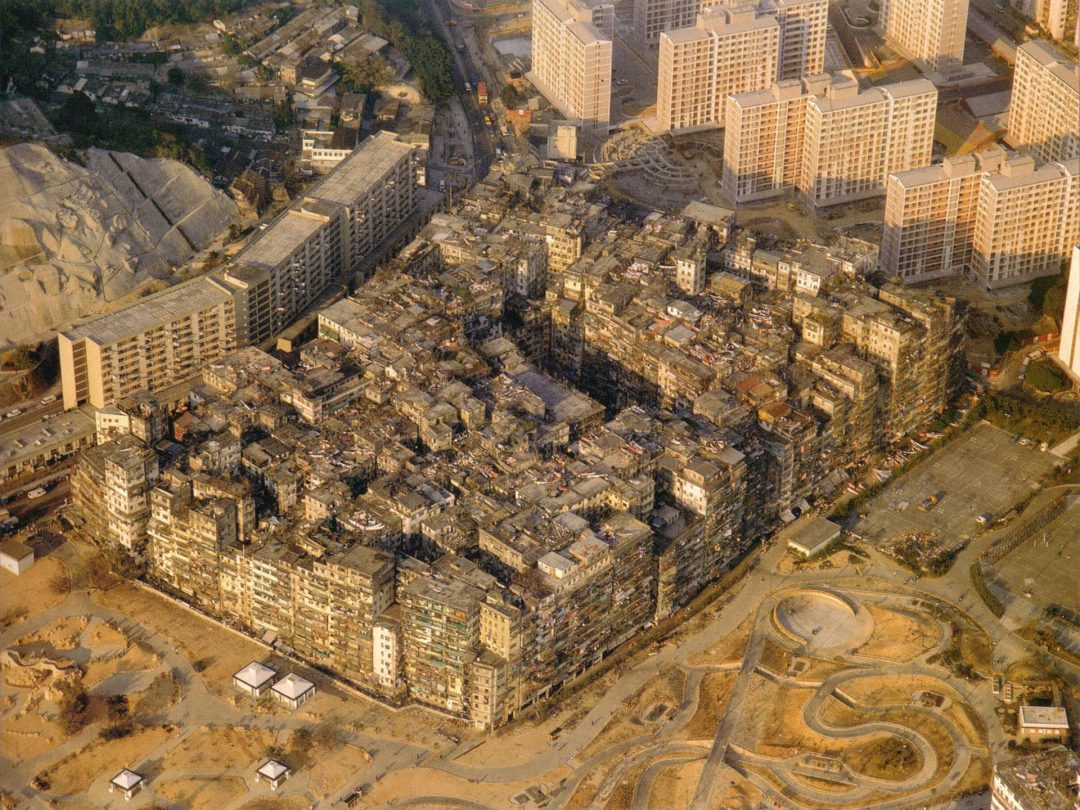 Kowloon Walled City w 1989 roku (fot. Ian Lambot)