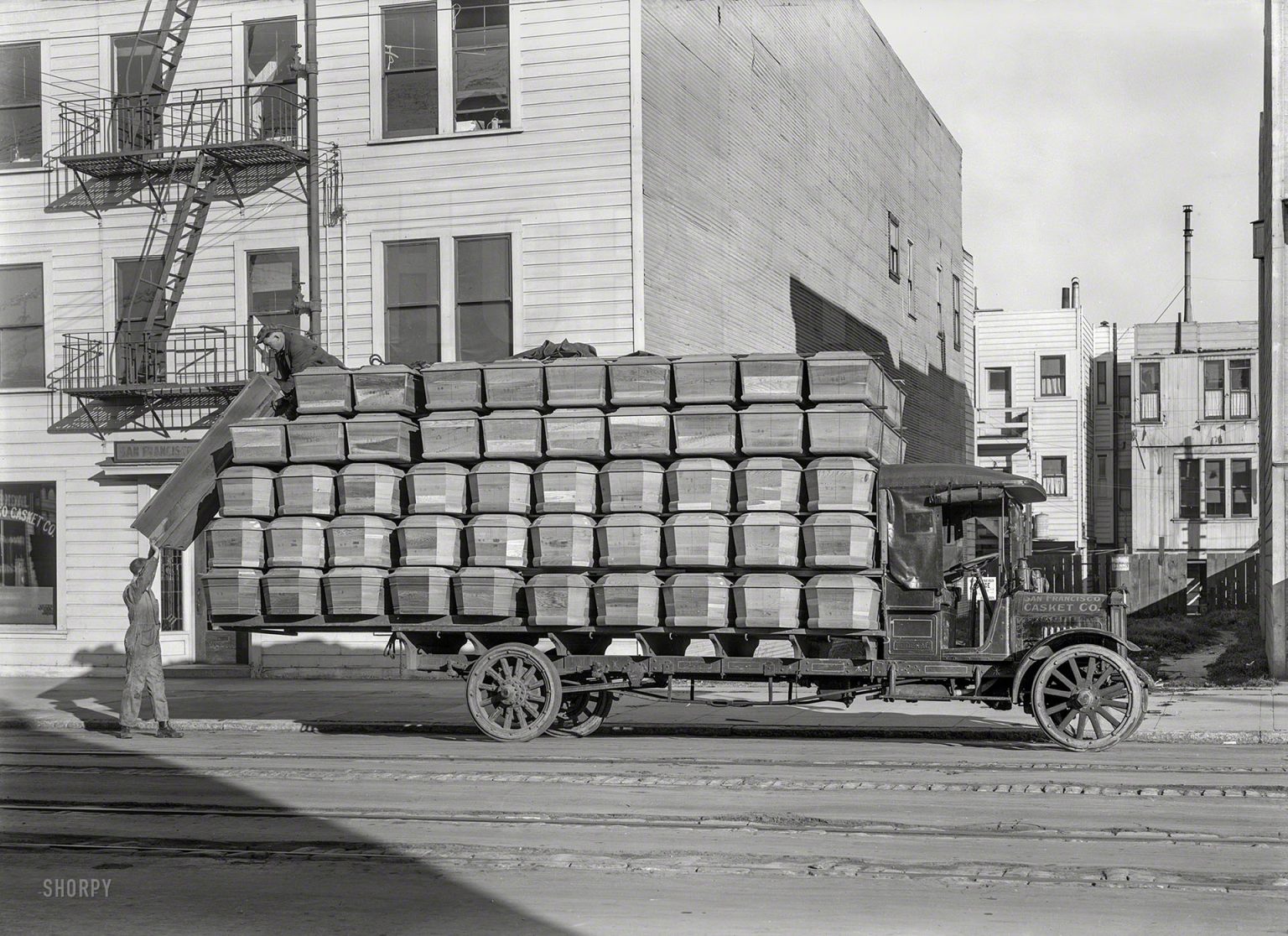 Ciężarówka załadowana trumnami - 1918 rok, San Francisco (fot. Christopher Helin/Shorpy Archive)