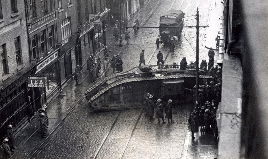 Brytyjski czołg Mark V taranuje wejście do jednego z budynków w Dublinie - 18 stycznia 1921 roku