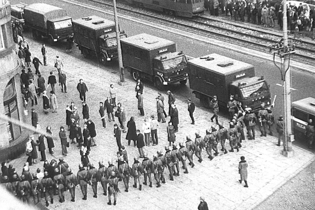 Wojsko i policja na ulicach w trakcie stanu wojennego