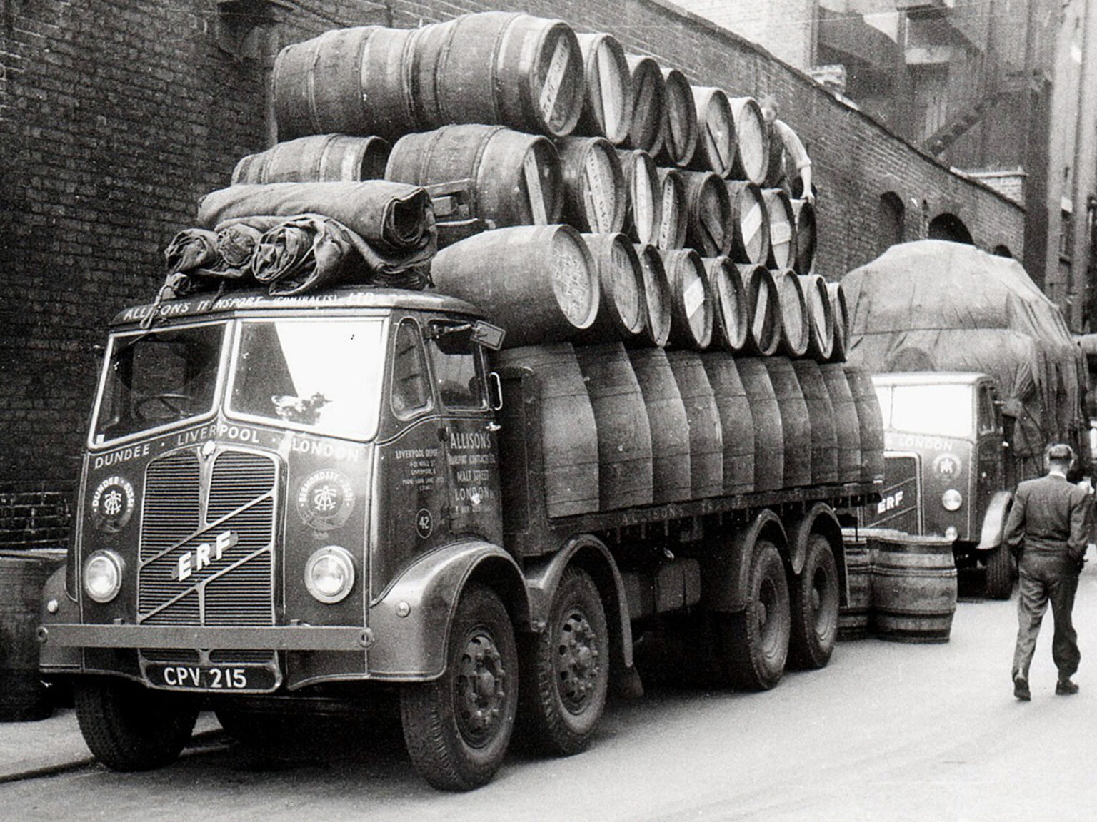 Ciężarówka firmy Allisons Transport z Wielkiej Brytanii z ładunkiem beczek po whiskey