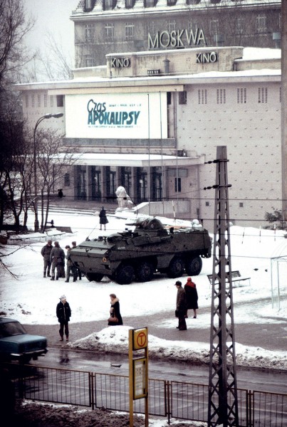 Kołowy transporter Opancerzony SKOT stojący przed kinem Moskwa w czasie Stanu Wojennego. Równocześnie miała miejsce premiera filmu Czas Apokalipsy. Jest to najsłynniejsze zdjęcie z czasów Stanu Wojennego (fot. Chris Niedenthal)
