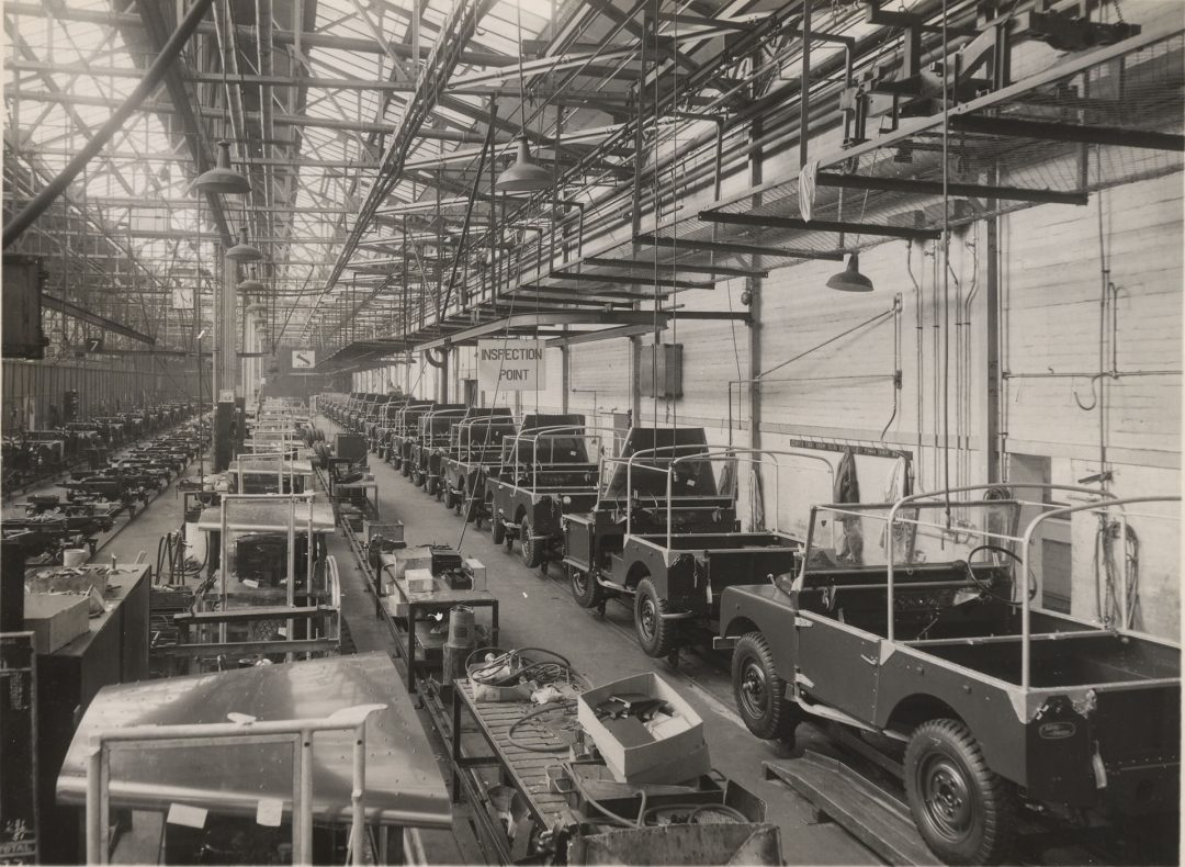 Hala produkcyjna Land Roverów w latach 50.