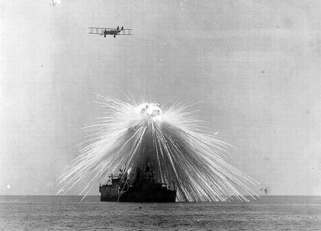Pancernik USS Alabama zaatakowany bombami fosforowymi 