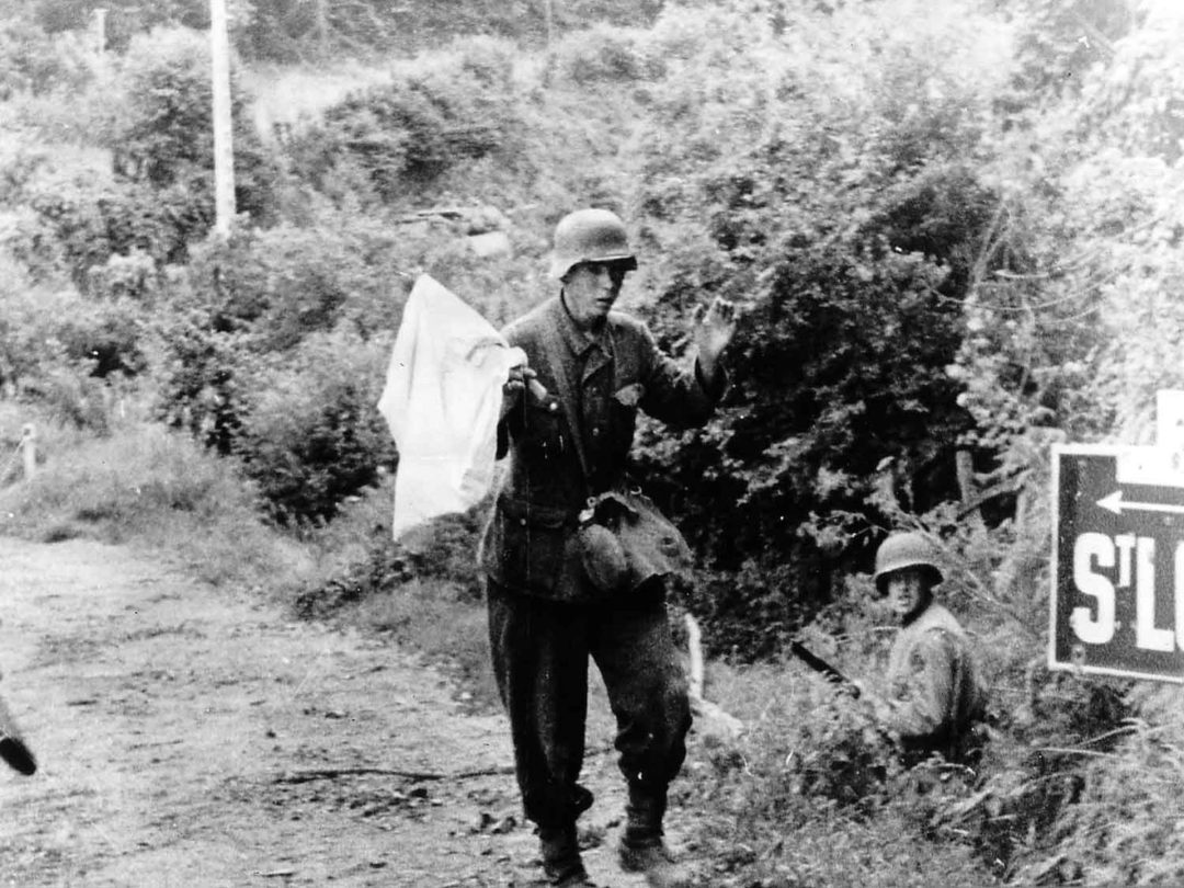 Niemiecki żołnierz poddający się Amerykanom w trakcie walk o St Lo - 18 lipca 1944 roku (fot. stolly.org.uk)