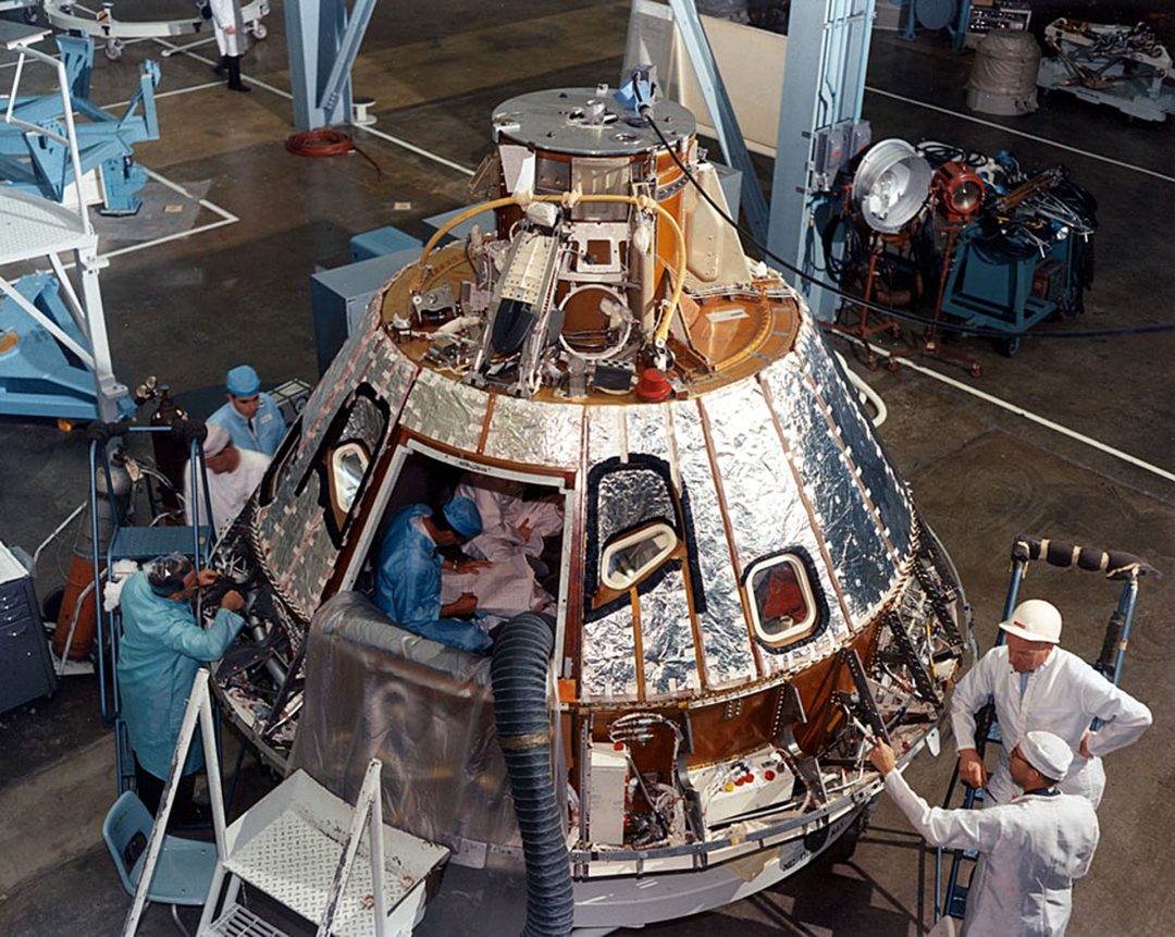 Moduł dowodzenia CM 012 z misji Apollo 1 podczas budowy