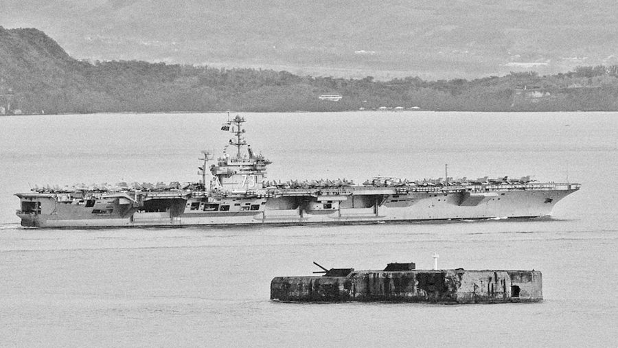 Fort Drum w latach 90. - w tle lotniskowiec USS George Washington
