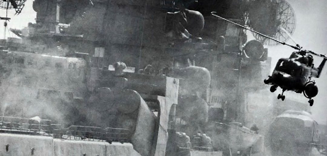 Brytyjski śmigłowiec i radziecki krążownik - zdjęcie