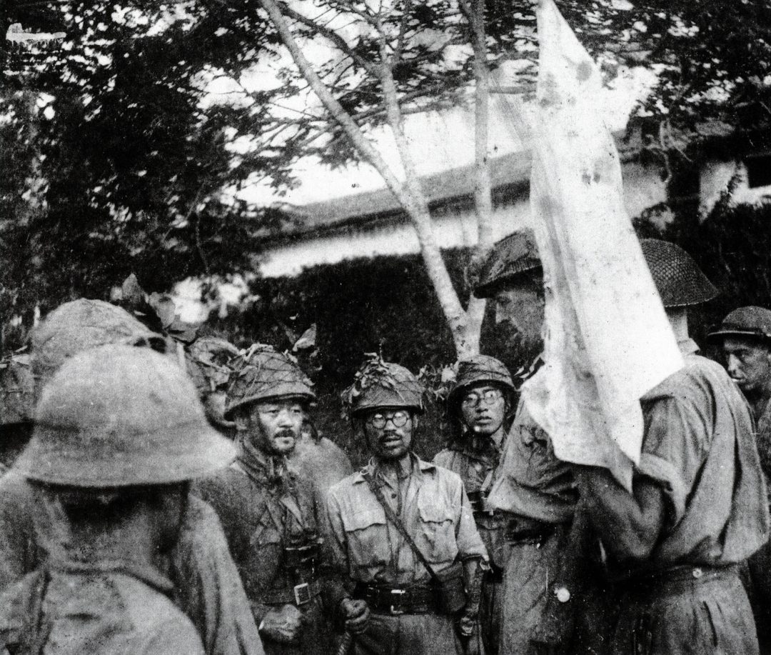 Brytyjscy żołnierze poddający się oddziałom japońskim w Singapurze - 15 luty 1942 roku (fot. military-history.org)