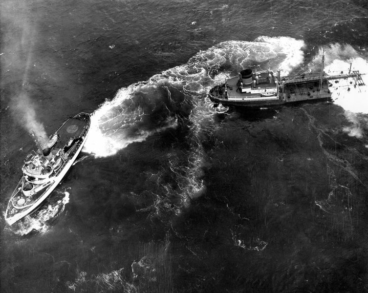 USCGC Eastwind manewrujący przy rufie tankowca Fort Mercer 19 lutego 1952 roku