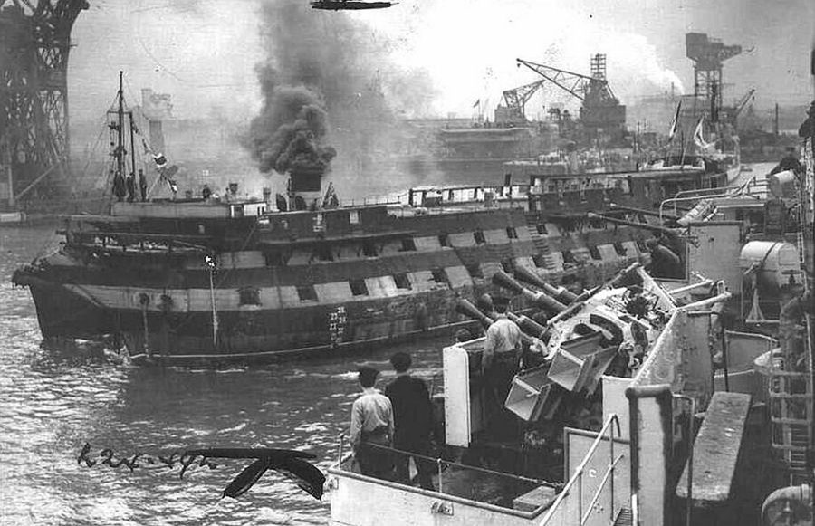 HMS Implacable w drodze na pełne morze gdzie został zatopiony