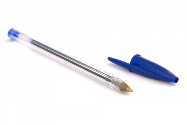 Otwory w zatyczkach długopisów pomagają zapewnić minimalny przepływ powietrza w razie połknięcia