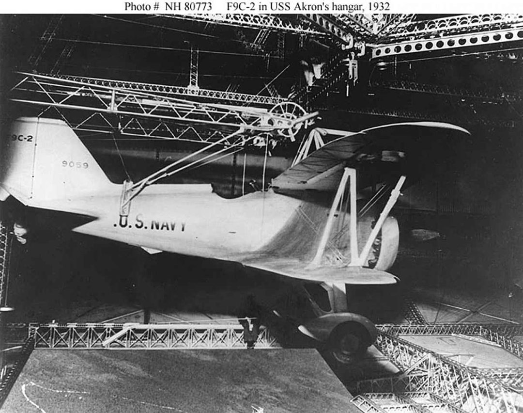 Curtiss F9C Sparrowhawk w hangarze USS Akron