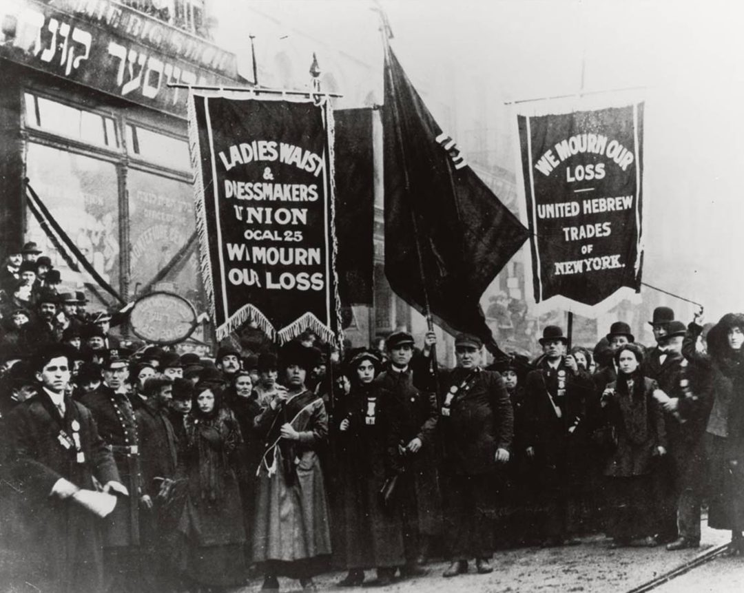 Marsz po pożarze w fabryce Triangle Shirtwaist Factory zorganizowany 25 marca 1911 roku. Pożar doprowadził do śmierci 146 osób, głównie kobiet pracujących w bardzo ciężkich warunkach