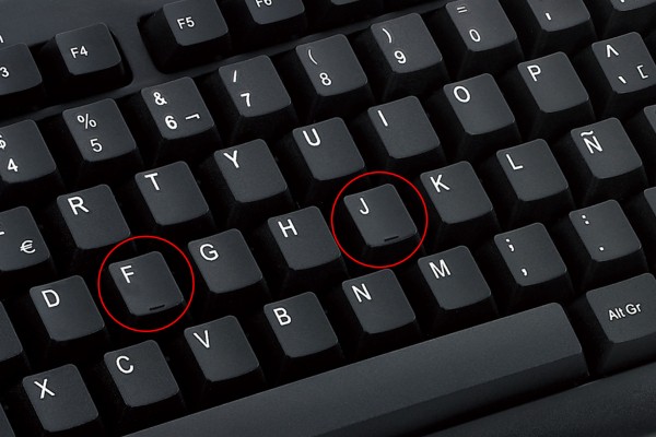 Wypustki na klawisz F i J na klawiaturze pomagają w odpowiednim ułożeniu dłoni aby szybko pisać bez patrzenia na klawiaturę