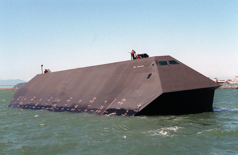 Sea Shadow w trakcie prób w San Francisco - 19 sierpnia 1993 roku (fot. US Navy)