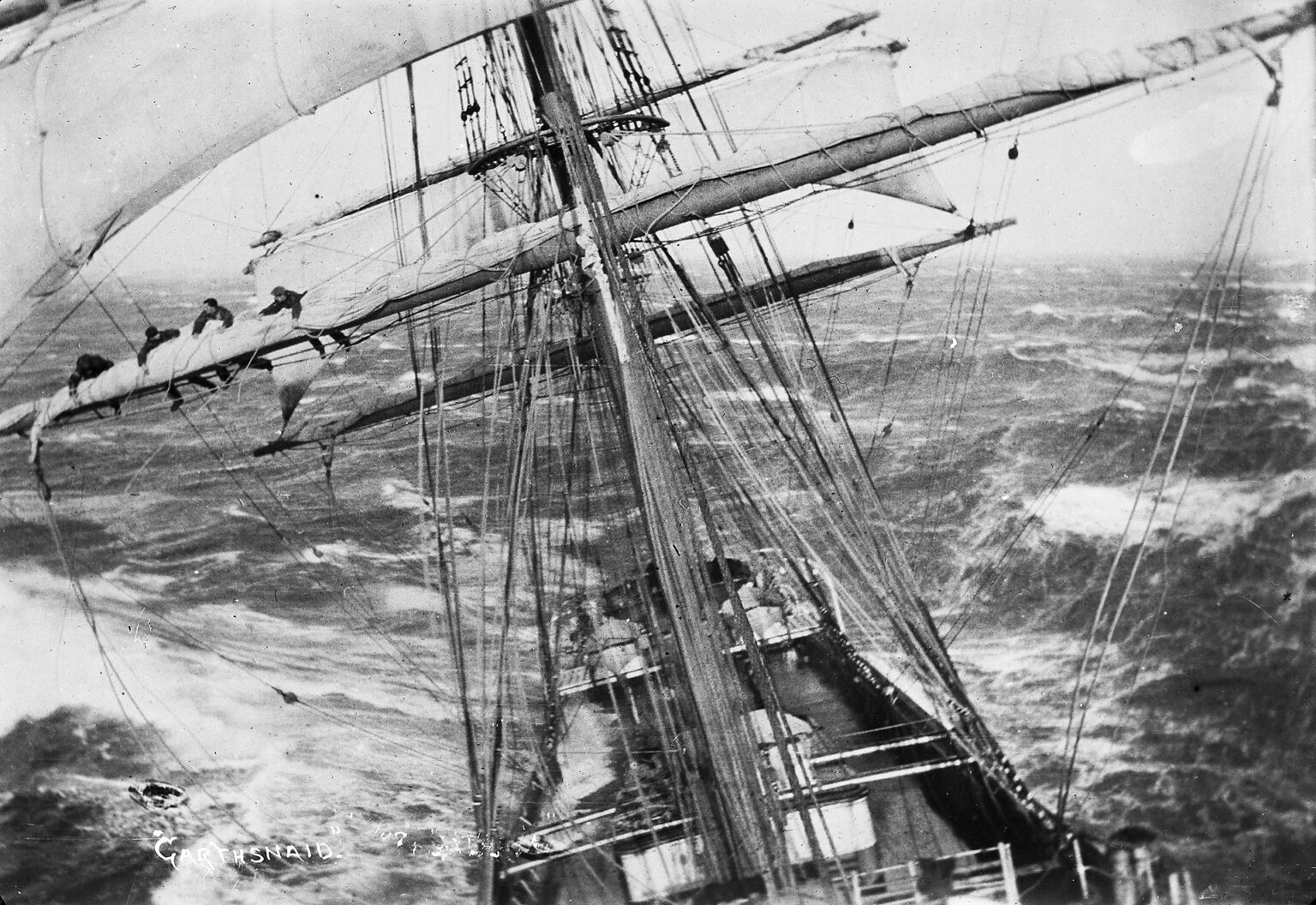 Żaglowiec Garthsnaid w trakcie silnego sztormu w 1920 roku (fot. Alexander Harper)
