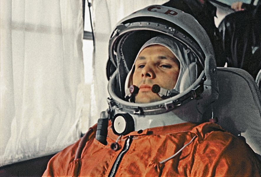 Jurij Gagarin w drodze na stanowisko startowe