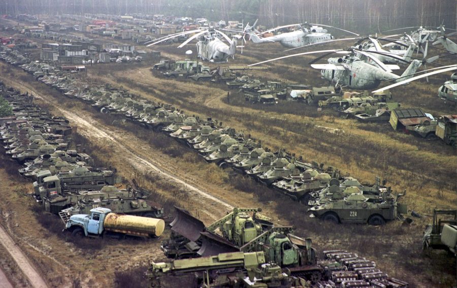 Cmentarzysko sprzętu w okolicach Czarnobyla w listopadzie 2000 roku - w tle widać min. Mi-6 (fot. Efrem Lukatsky)