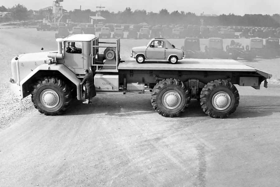 Vespa 400 na pace największej ciężarówki na świecie w 1957 roku - Berliet T100