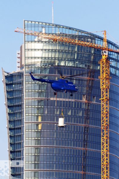 Montaż iglic na wieżowcu Warsaw Spire (fot. Kamil Paradowski/rd33.net)