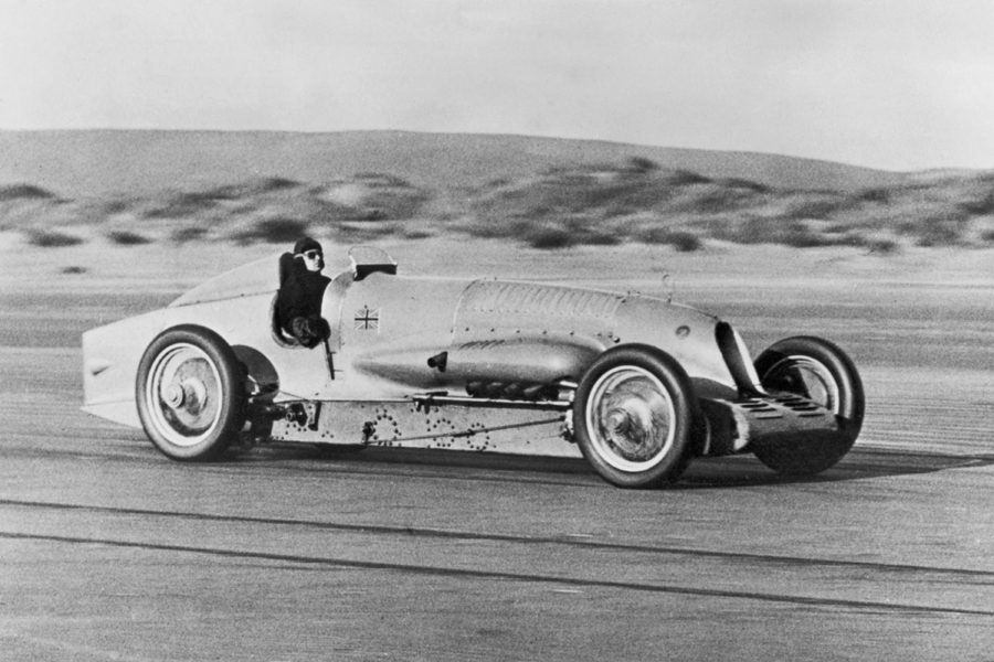 Napier-Campbell Blue Bird w Pendine Sands 23 stycznia 1927 roku (fot. E. Bacon/Topical Press Agency/Hulton Archive/Getty Images)