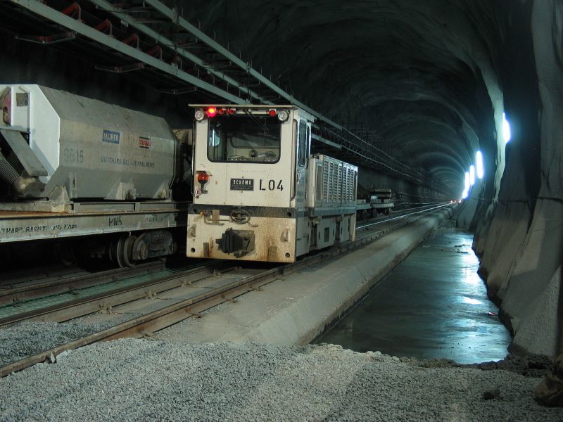 Wnętrze tunelu Gotthard - Basistunnel w trakcie budowy (fot. Daniel Schwen)