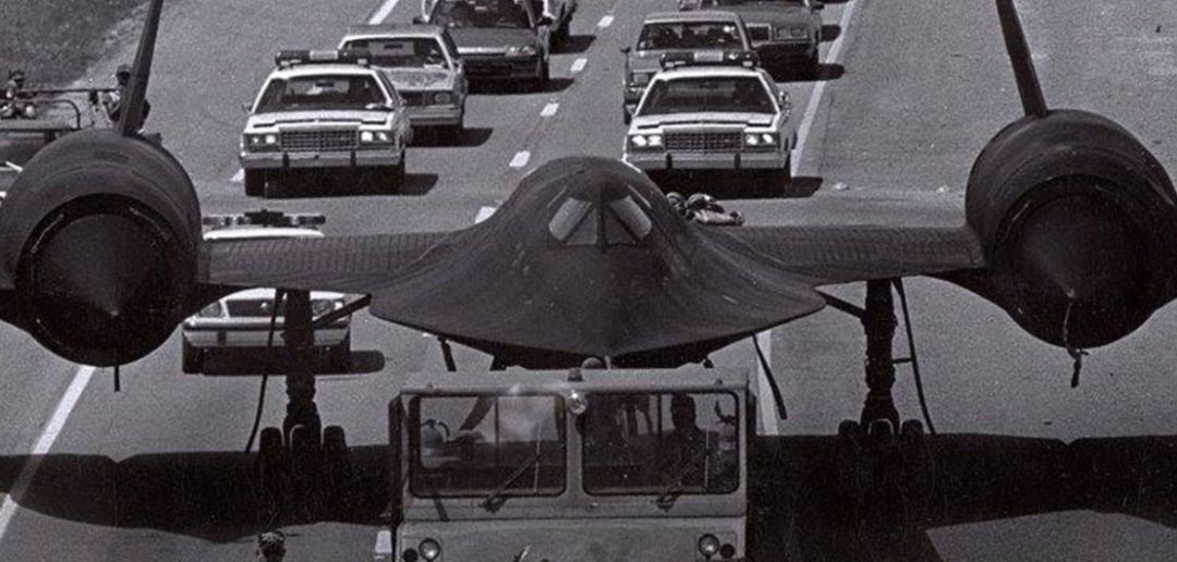 SR-71 Blackbird na autostradzie - zdjęcie
