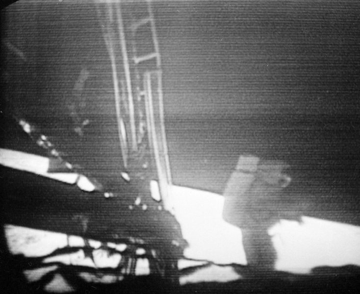 Neil Armstrong podczas wychodzenia z lądownika (fot. NASA)