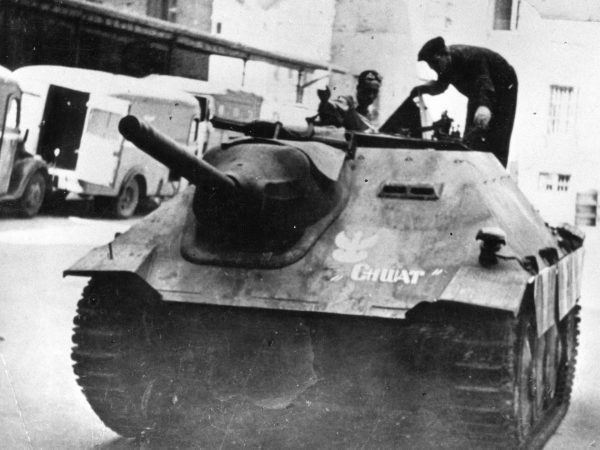 Zdobyty niemiecki niszczyciel czołgów Jagdpanzer 38(t) Hetzer nazwany Chwat