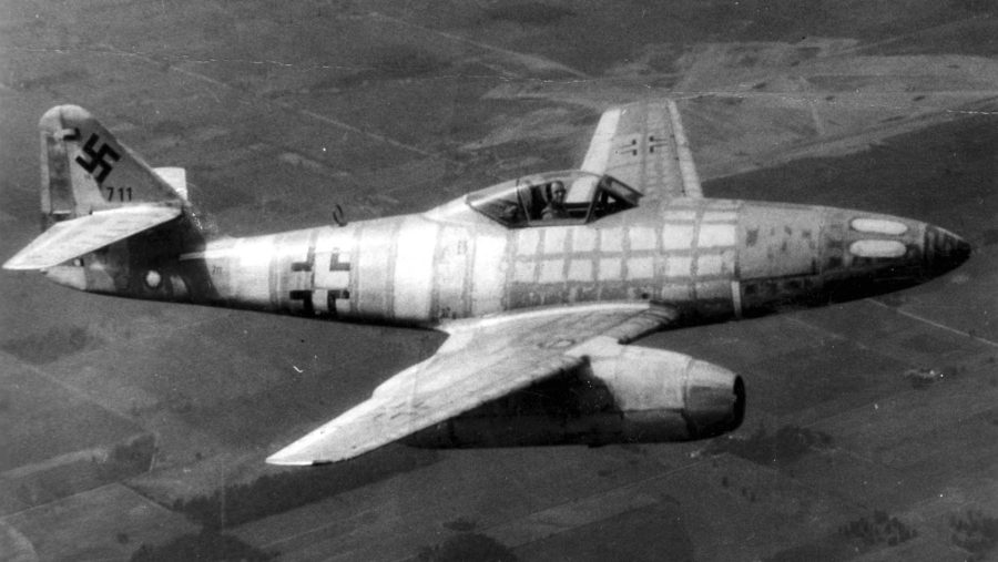 Messerschmitt Me 262 - pierwszy seryjny myśliwiec odrzutowy - ten egzemplarz zdobyli i testowali Amerykanie