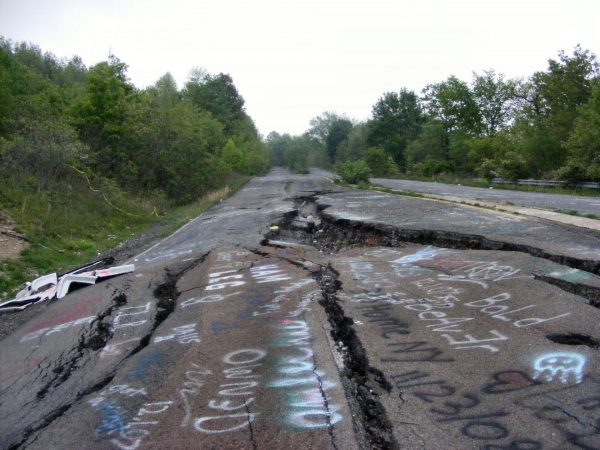 Zniszczona droga w Centrali (fot. offroaders.com)