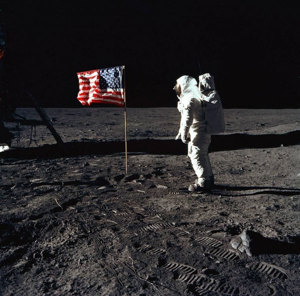 Jeden z astronautów w trakcie spaceru po Księżycu (fot. NASA)