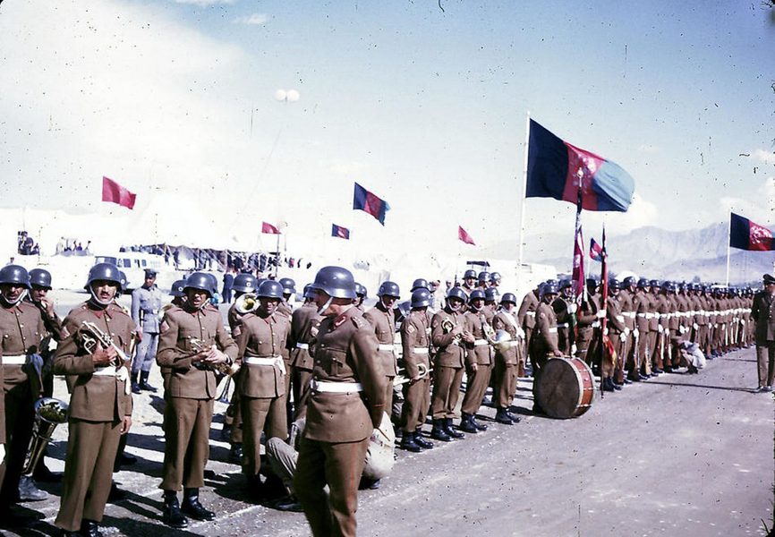 Afgańska armia pod koniec lat 60.. Zwracają uwage niemieckie hełmy z czasów II wojny światowej (fot. Bill Podlich)