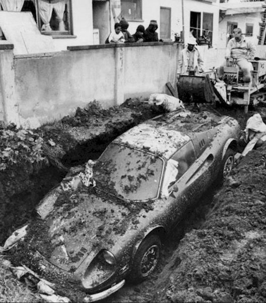 Ferrari Dino 246 GTS odkopane w Los Angeles w 1978 roku