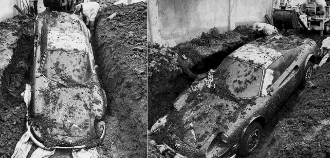 Ferrari Dino 246 GTS zakopane na podwórku w Los Angeles