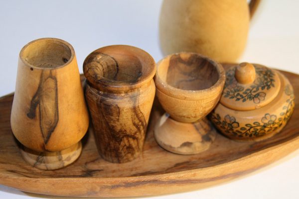 Ręcznie robione ozdoby z drewna oliwnego