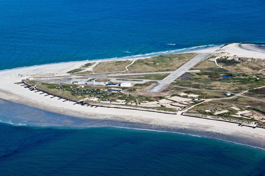 Mniejsza wyspa z lotniskiem obok głównej wyspy Helgoland (fot. Louis-F. Stahl)