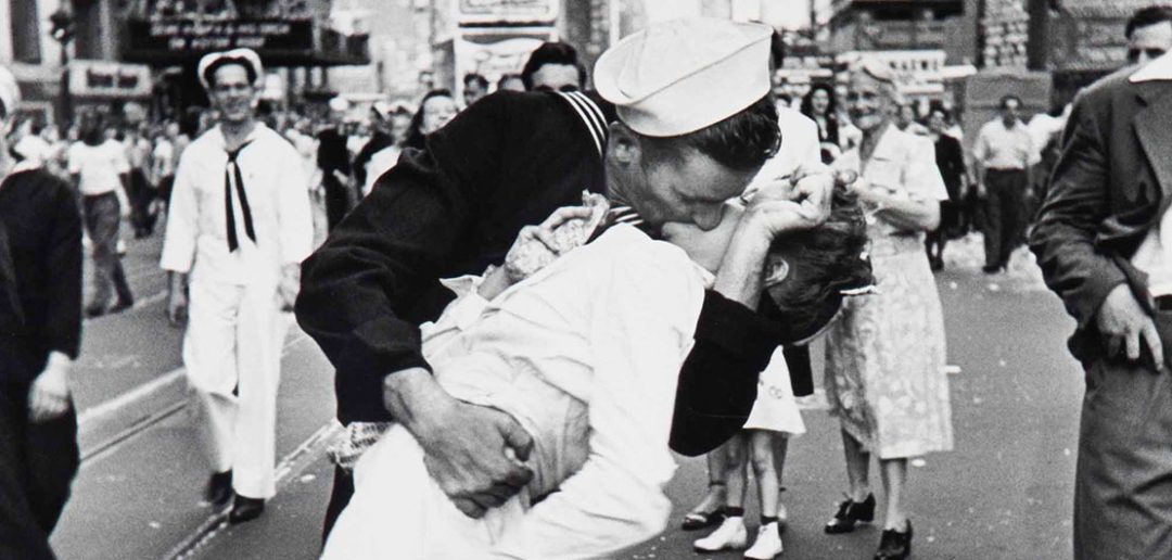 V-J Day in Times Square - słynne zdjęcie z zakończenia II wojny światowej