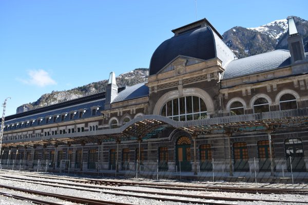 Dworzec kolejowy w Canfranc (fot. Marc Celeiro)