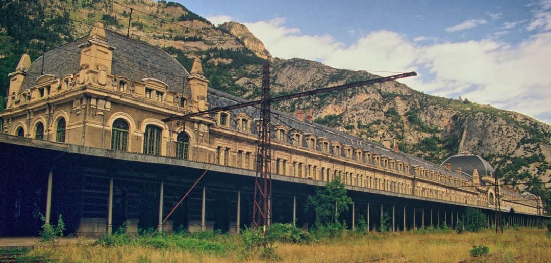 Opuszczony międzynarodowy dworzec kolejowy w Canfranc