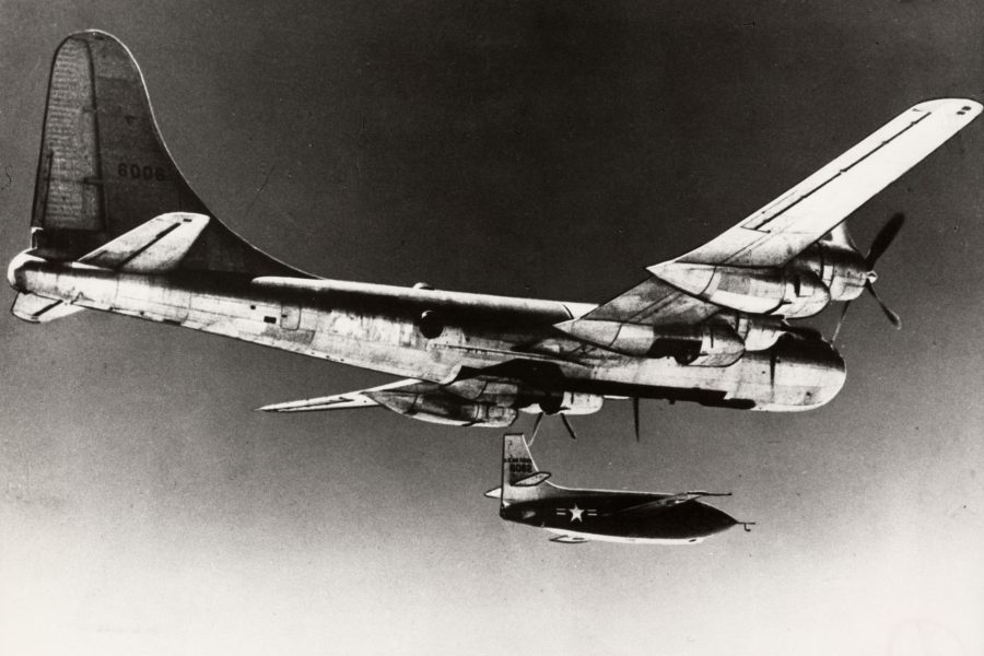 Bell X-1 podczas zrzutu z nosiciela Boeinga EB-50A Superfortress