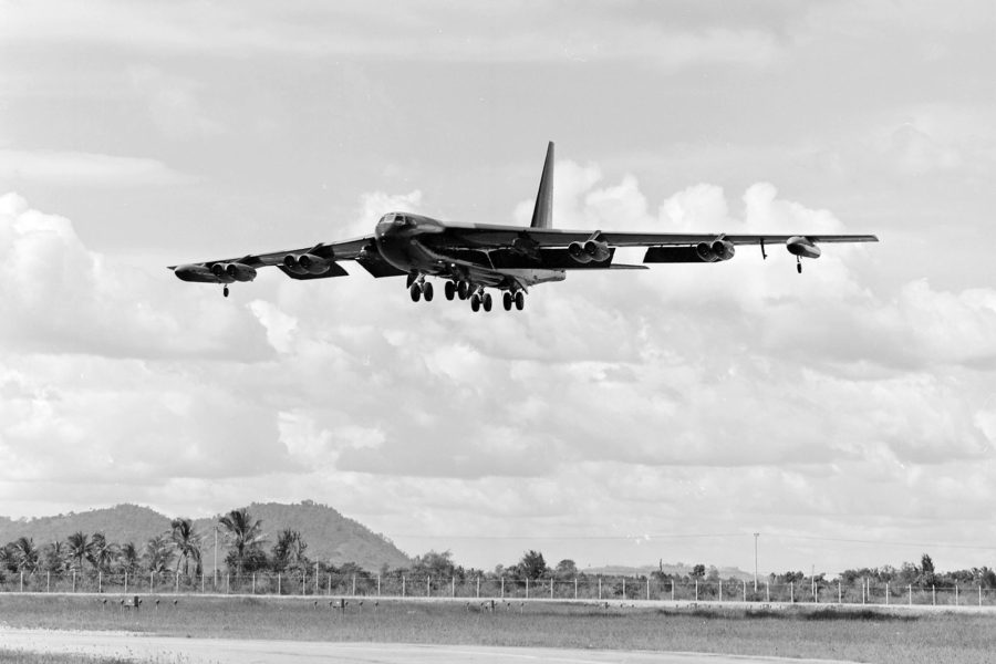 B-52 podczas podchodzenia do lądowania