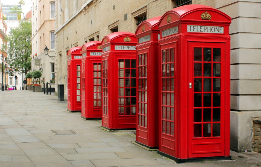 Charakterystyczne, czerwone brytyjskie budki telefoniczne