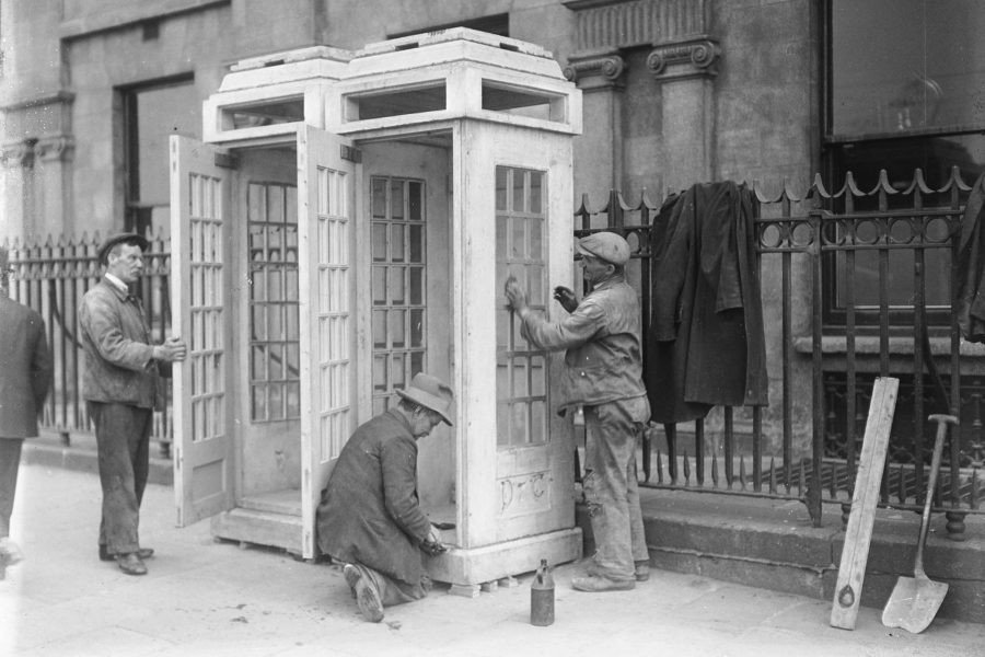 Budowa budek telefonicznych w Dublinie w 1932 roku