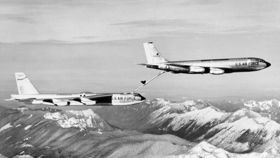 B-52G w trakcie pobierania paliwa w locie z KC-135A