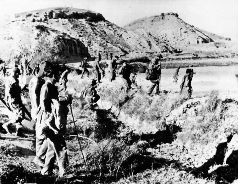 Amerykańscy żołnierze przeczesujący pole niedaleko miejsca katastrofy B-52 w Palomares w Hiszpanii