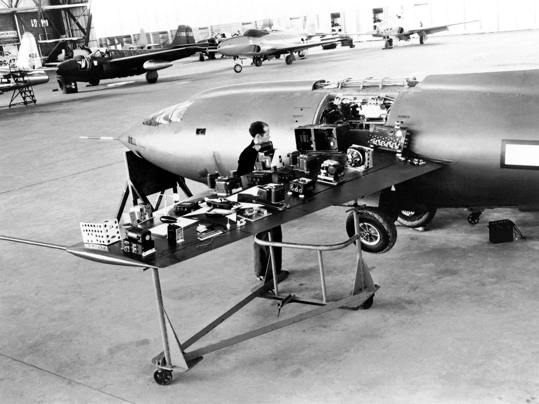 Bell X-1 podczas montowania aparatury pomiarowej, służącej do badania parametrów lotu