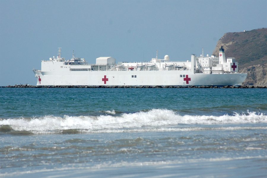 USNS Mercy po wyjściu z portu w San Diego - 1 maja 2008 roku (fot. Don Bray)